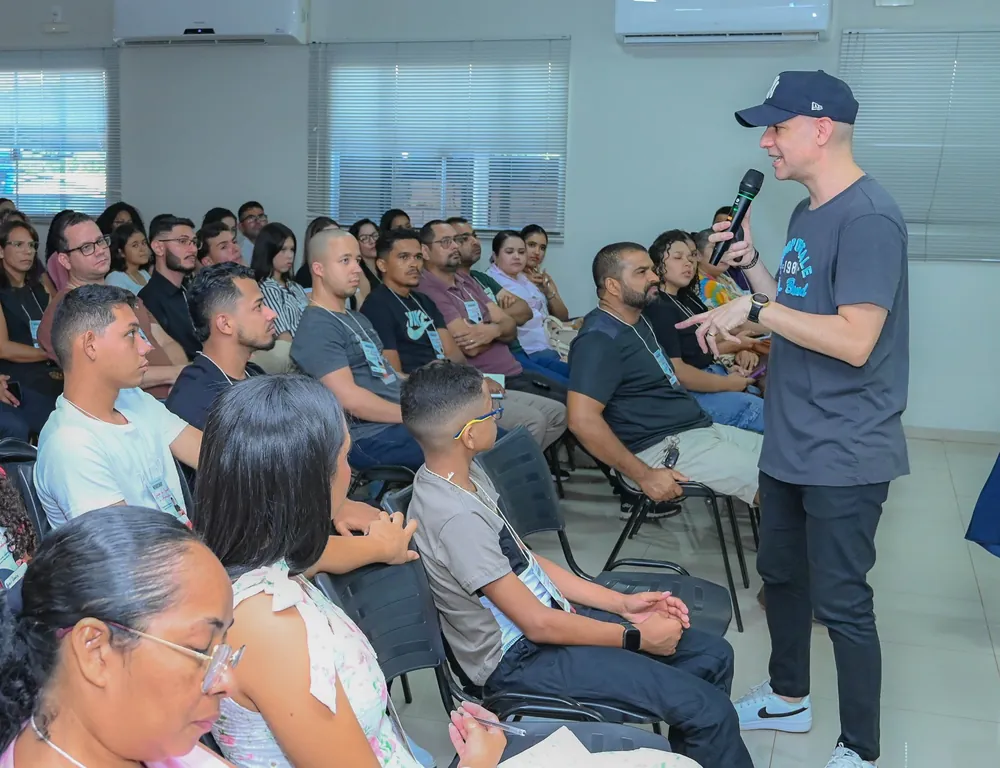 Vitor Meneguitte ministrando um workshop